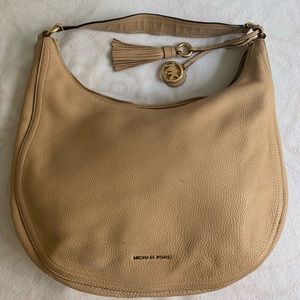MK Duffle Rhea zip Hobo Pebble Leather Beige